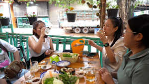 世界入りにくい居酒屋　ラオス・ビエンチャン　砂ぼこりの中でベロベロ女子会
