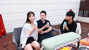 無防備な近所の奥さんがBBQ中にパンチラ＆胸チラしまくるのでSEXしたくてたまらない（4）
