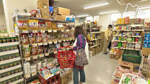 ドキュメント７２時間　ワケあり食品店　激安の裏側に