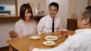 寝取られ妻 夫が覗き見する目の前で…