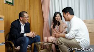 夫が見ている前で股間を濡らす妻たち… 寝取られ編